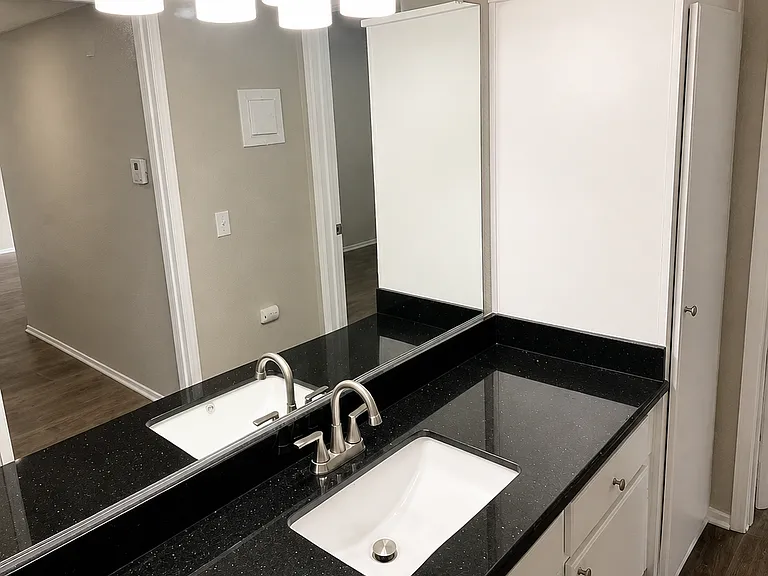 Glenhill Apartments — Photo 8