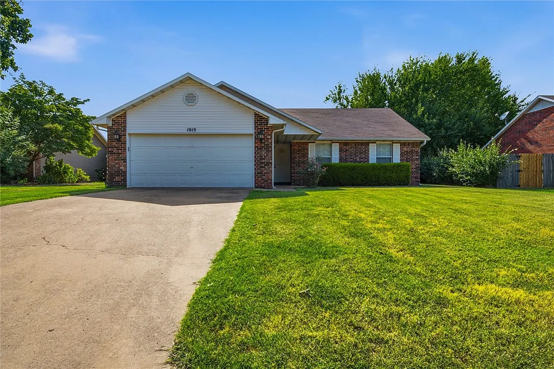 3 bed, 2.0 bath, 1468 sqft, $1,750 — Photo 2