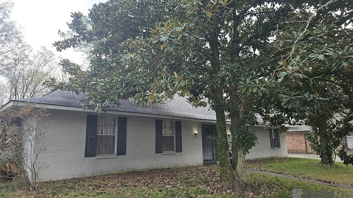 4 bed, 2800 sqft, $2,500 — Photo 1