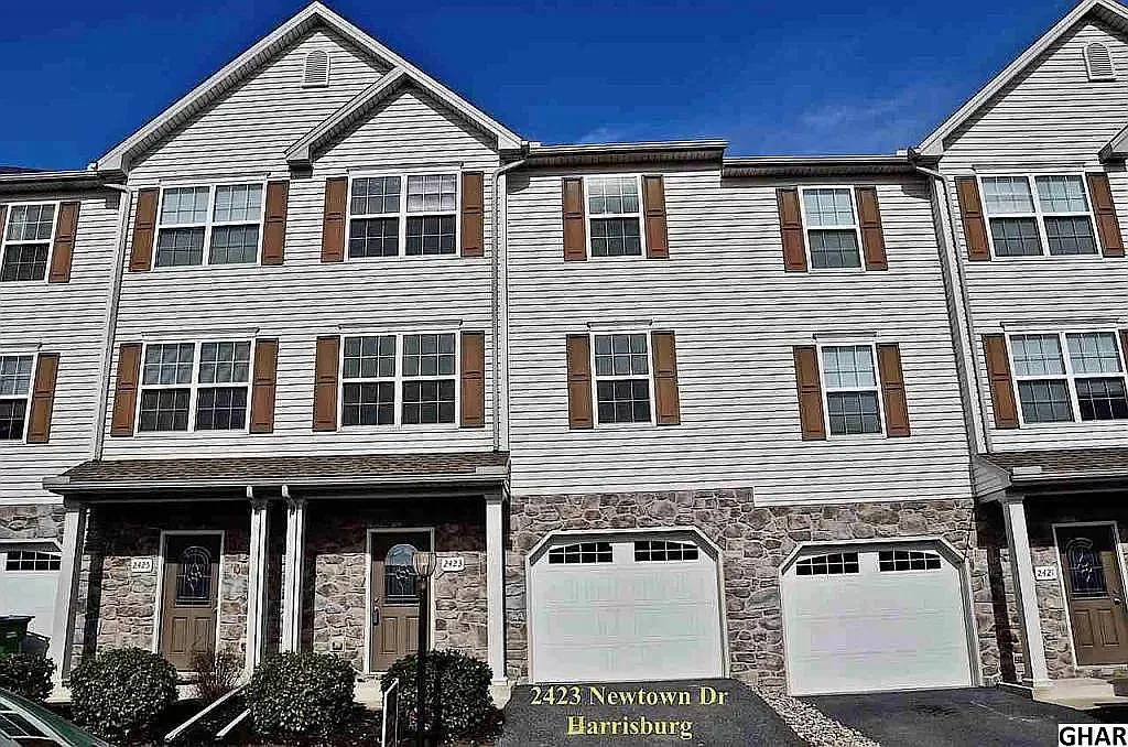 3 bed, 2.5 bath, 1920 sqft, $2,000 — Photo 2