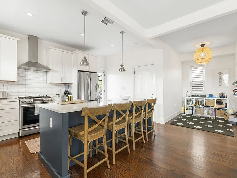 735 E 3rd St #3 — Photo 1