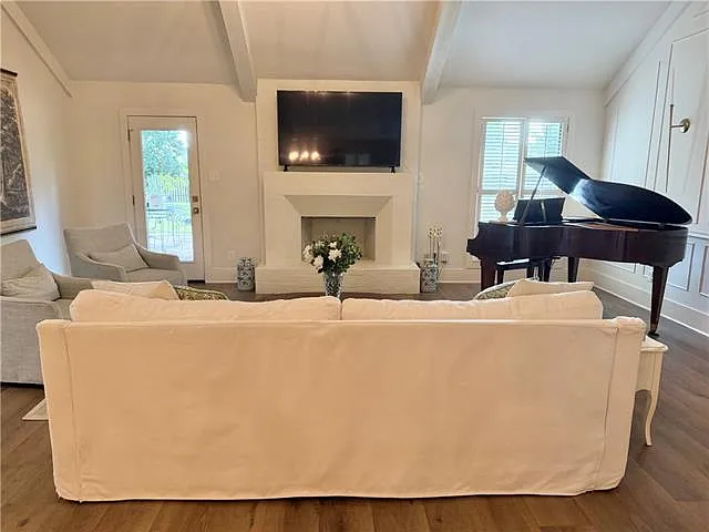 3 bed, 2.0 bath, 2453 sqft, $2,500 — Photo 3