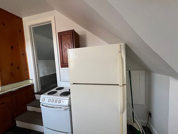 5th image of 104 Dumont Ave #2