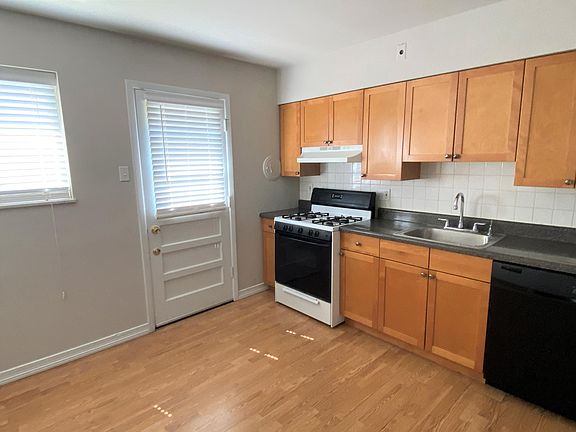 4th image of 747 Lepere St