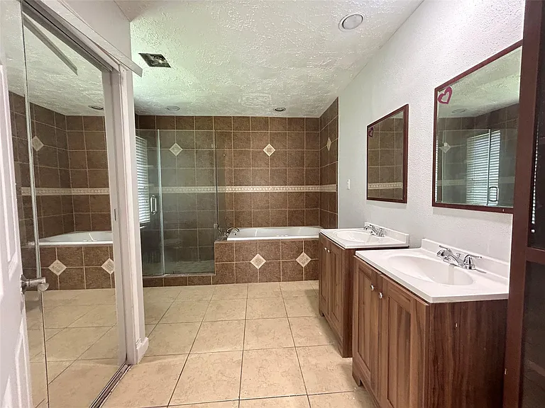 15719 Red Springs Dr — Photo 15