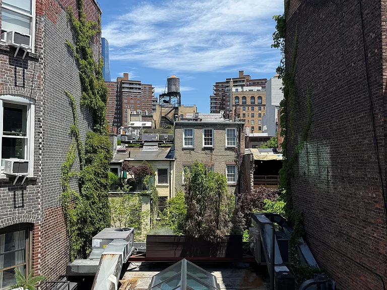 323 W 21st St #3 — Photo 11