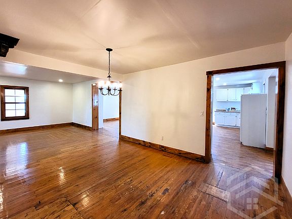 4th image of 3861 Forbes Rd