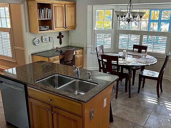 kitchen breakfast area