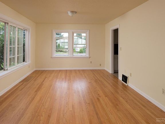 4th image of 839 NW Dogwood Ave