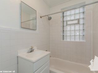 427 W Roscoe St #822, Chicago, IL 60657