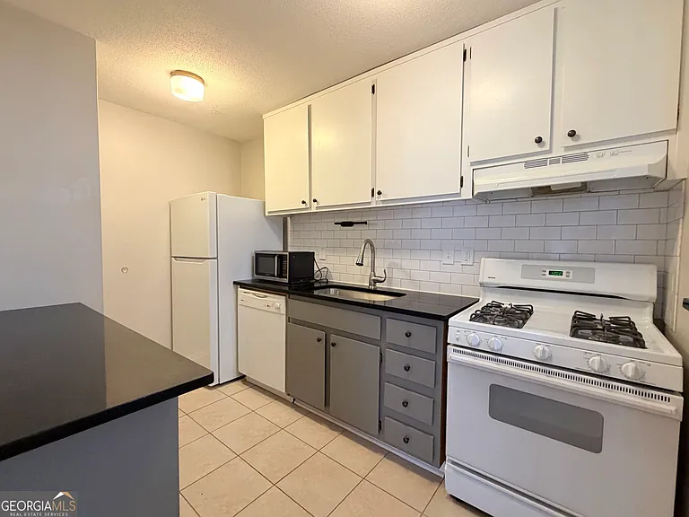 1181 Church St #G — Photo 10