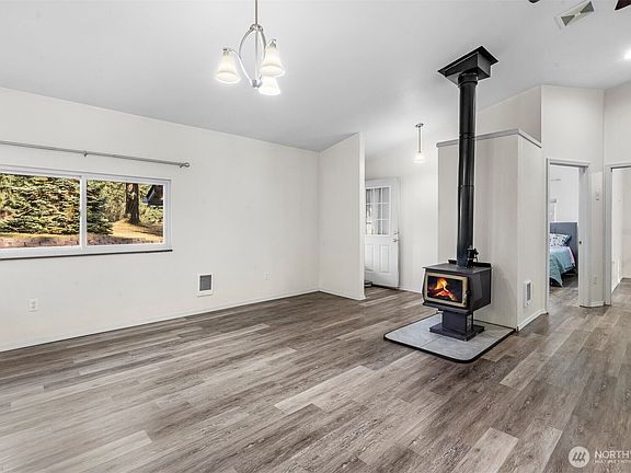 4th image of 12024 Hillcrest Drive SE