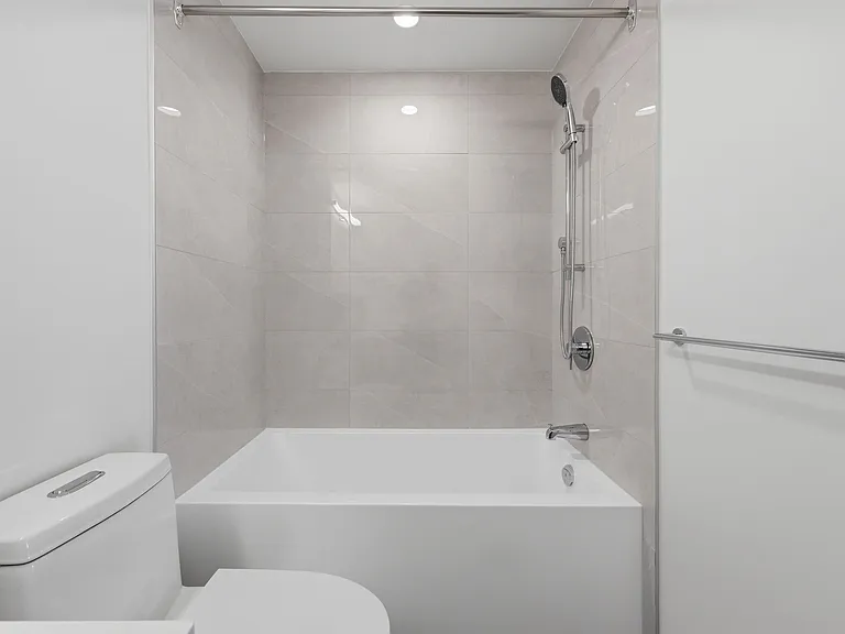 1529 Oxford St — Photo 63
