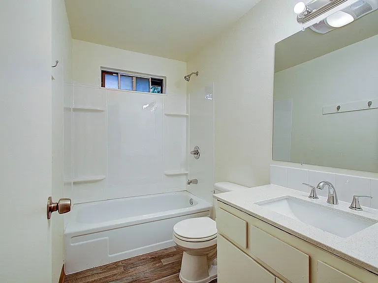 10509-10523 NE 10th St — Photo 14