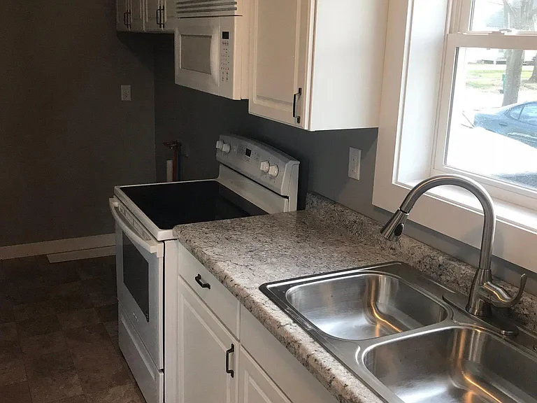 121 N White St — Photo 5