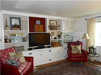 Family Room W/Built-Ins & Wet Bar