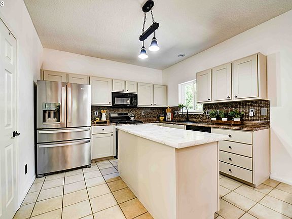 5th image of 3185 SE Tumblestone Dr