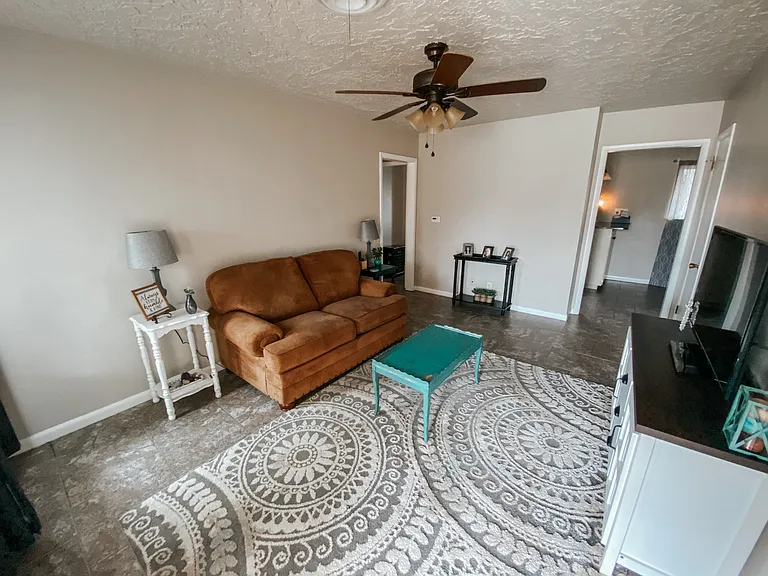 208 Thompson Dr — Photo 2
