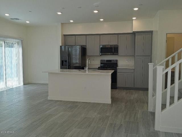 1st image of 1053 E Bridgeport Dr