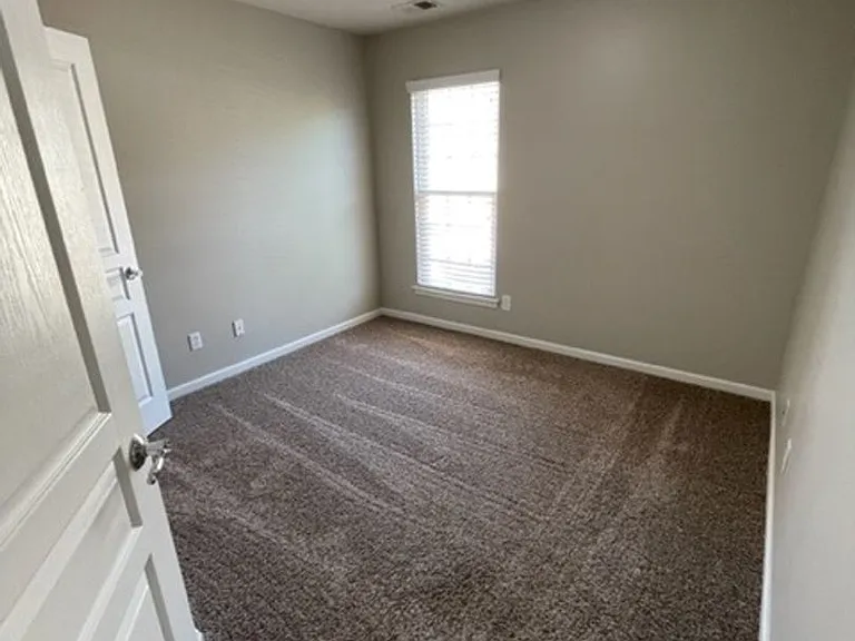 1054 Drayton Ct — Photo 14