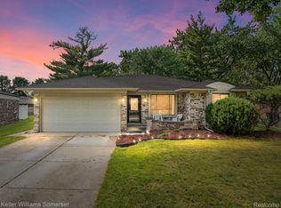 13747 White Cap Dr, Sterling Heights, MI