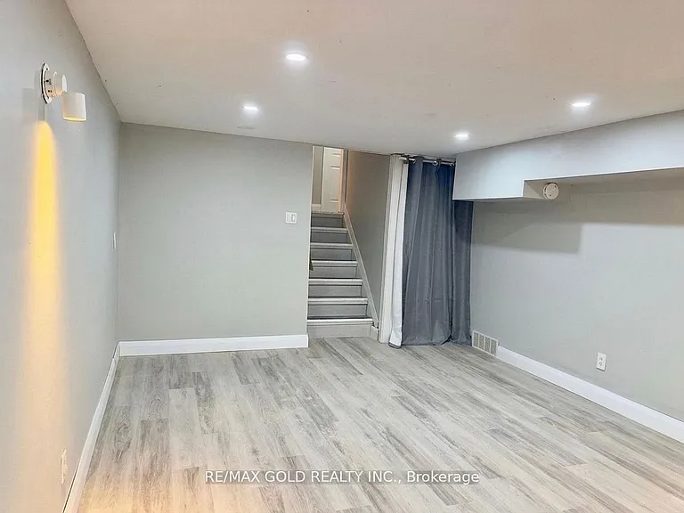 156 Mooregate Cres — Photo 34