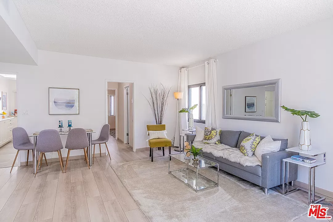6540 Hayvenhurst Ave — Photo 4