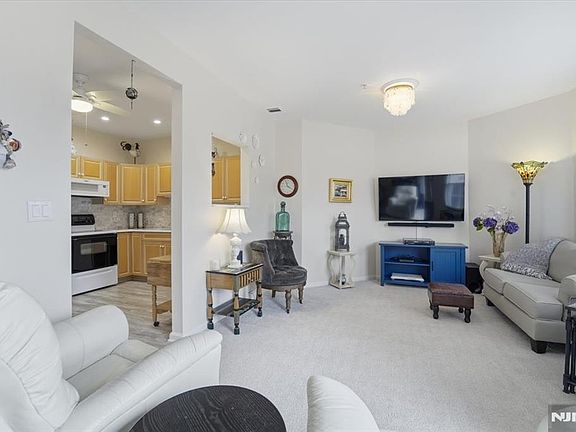 3rd image of 375 Rifle Camp Rd APT 105