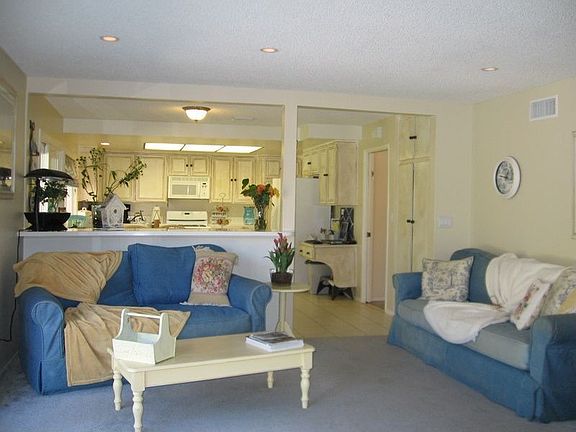 Entertainers' delight, FR has sliding glssdrs bringing outside in! 