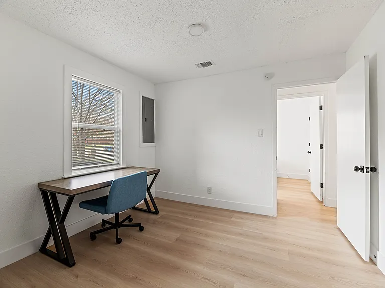 914 E Standifer St — Photo 20