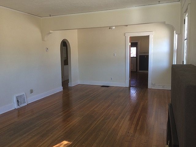 1st image of 215 Wellesley Dr NE