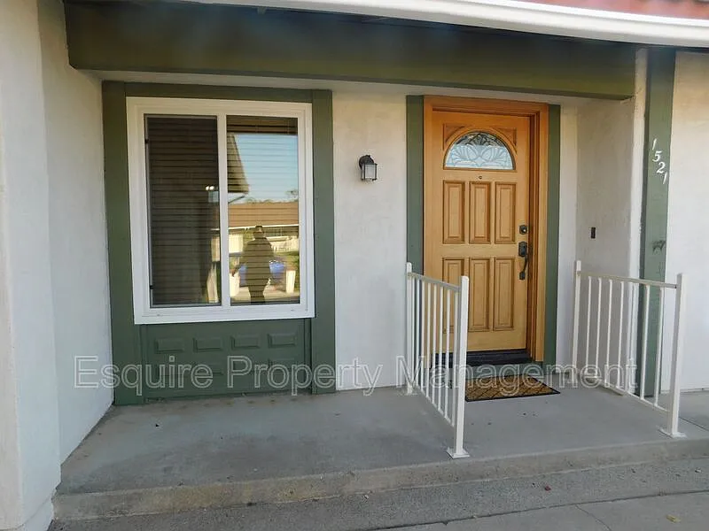 4 bed, 2.0 bath, 1876 sqft, $3,995 — Photo 2