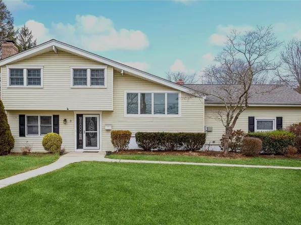 3 Woody Lane, Oakdale, NY 11769