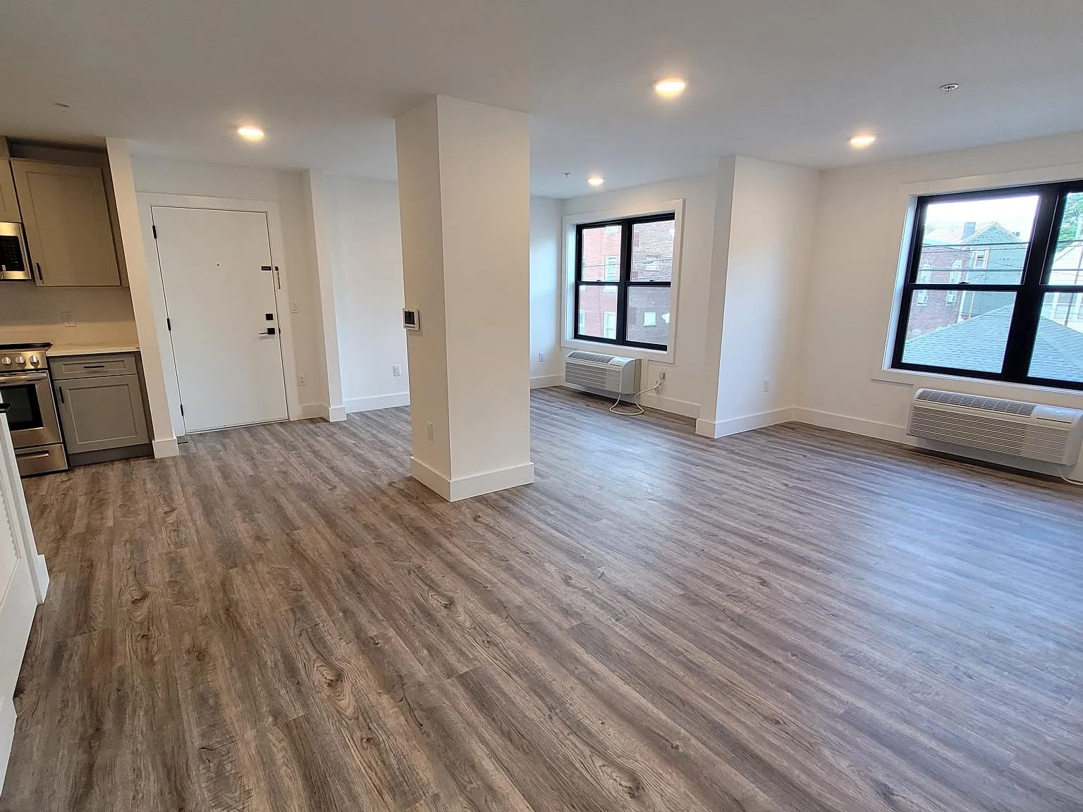 2 bed, 1000 sqft, $2,400 — Photo 3