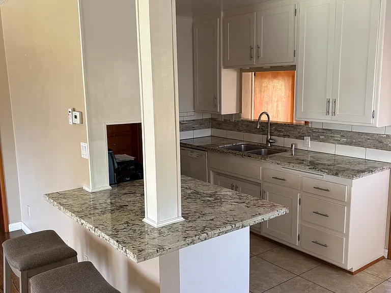 2440 Beck St — Photo 4
