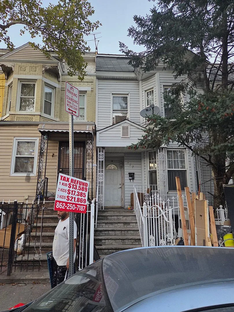 5BR/1.5BA Row Home with Backyard and Laundry Hookups — Photo 2