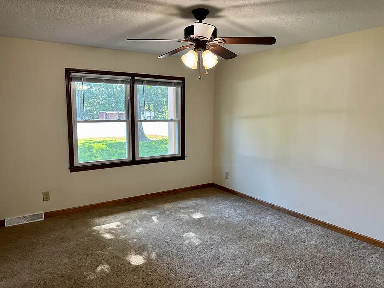 128 Hillcrest Dr — Photo 2