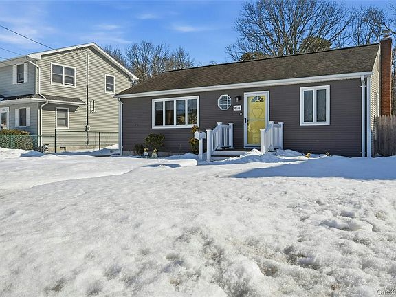 3rd image of 418 Old Farmingdale Road