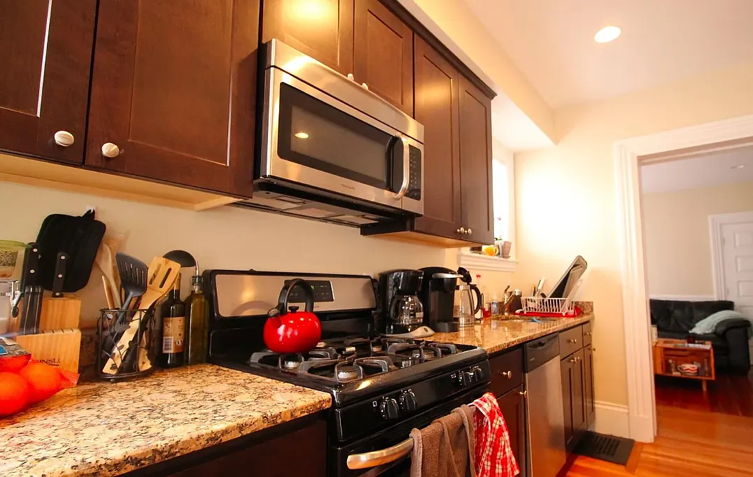 5 bed, 9999 sqft, $4,900 — Photo 1