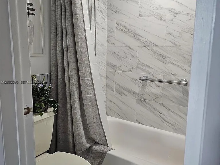 20400 W Country Club Dr #508 — Photo 8
