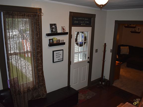 Entryway/foyer
13'x8'