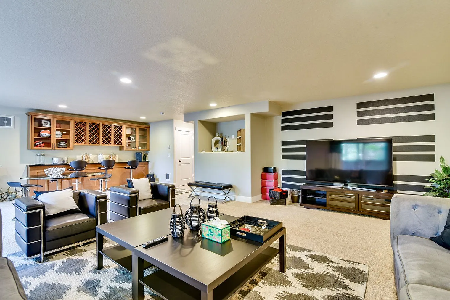 3 bed, 2.0 bath, 3196 sqft, $6,677 — Photo 4
