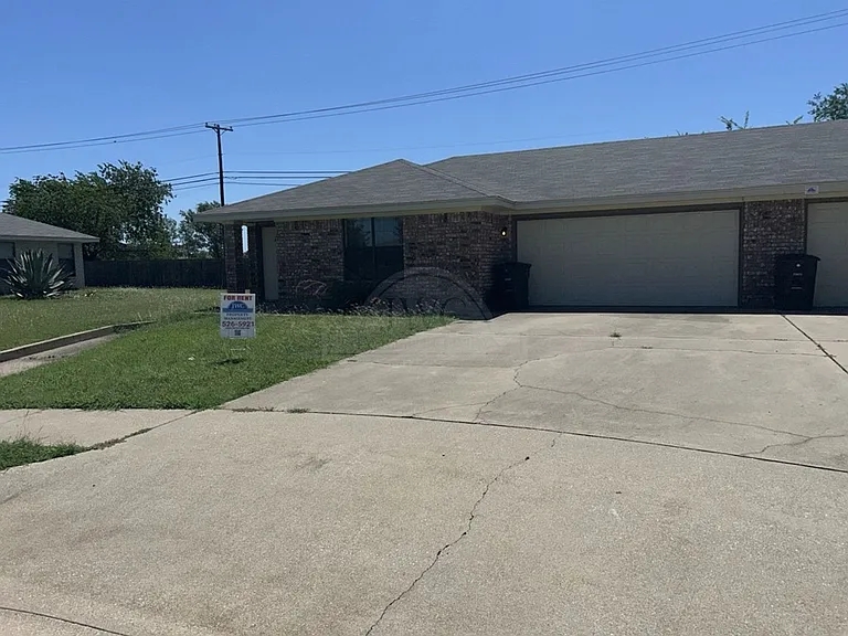 912 McDaniel Cir — Photo 3