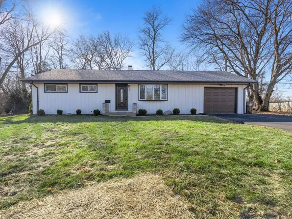 8 Hollycourt Ter, Lake Zurich, IL 60047