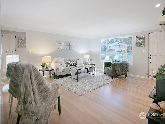 3rd image of 147 S Vista Way
