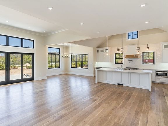 3rd image of 1015 Royalton Row