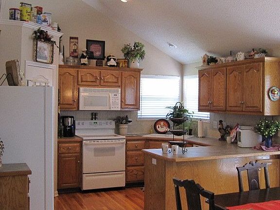 Spacious Eat-In Kitchen w/gleaming hardwoods!