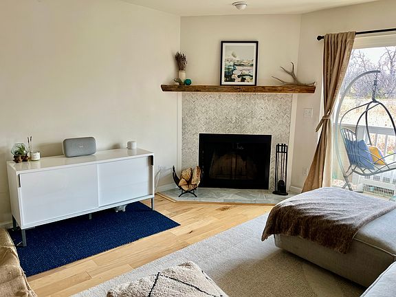 Livingroom and fireplace