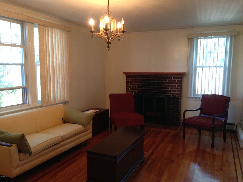 Livingroom with working fireplace.