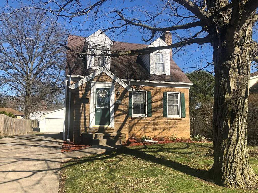 1633 N Gilbert St photo 1